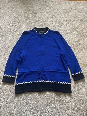 ST. JOHN Collection By Marie
Gray- Blue Sport Sweater Size L with Zipper